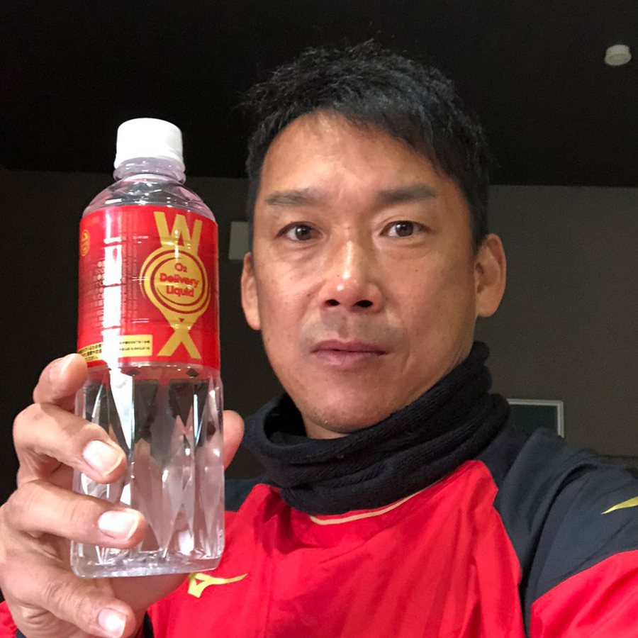 Athlete holding WOX outdoors in autumn